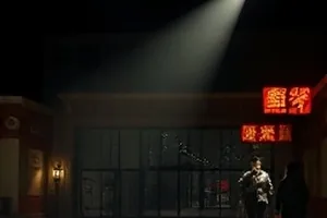 《南方车站的冬夜》封面，冬夜站台昏黄灯下的行李箱
