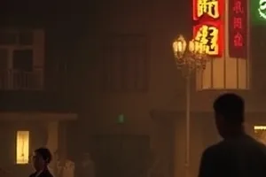 《收音机里的旧歌》封面，木桌上老式收音机与磁带盒
