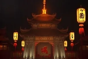 《长夏未晚》封面，老楼道口两把并排的椅子与斑驳墙面