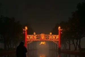 《夜色温柔时分》封面，城市夜景里亮着灯的窗口