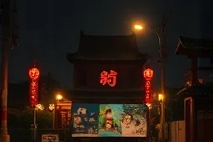 《拾光记事簿》封面，摊开的笔记本与夹在页间的干花